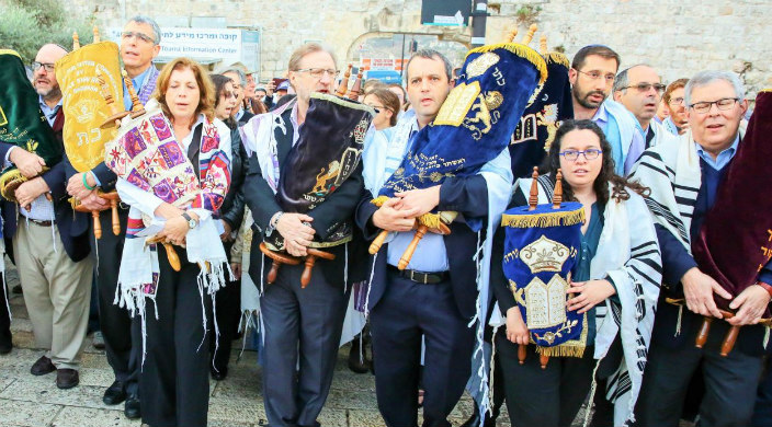 Reform Jewish leaders holding Torah scrolls at the Western Wall 