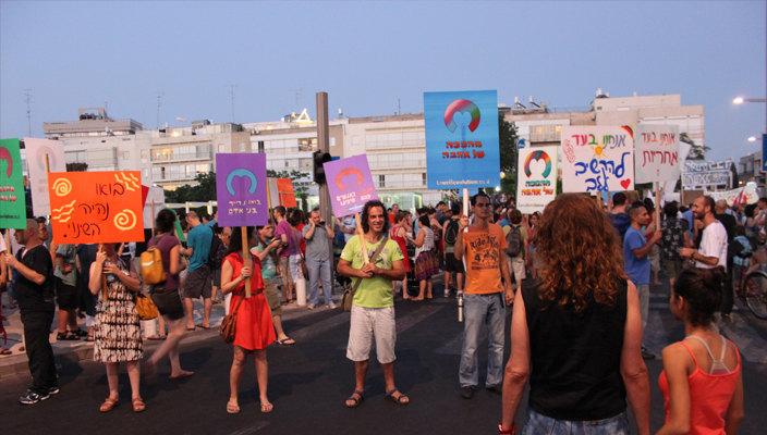 a crowd of Israeli protesters