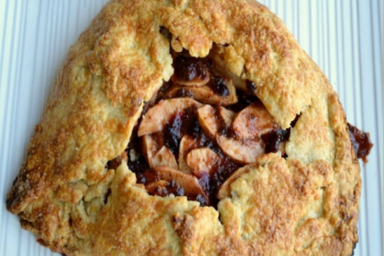 Triangular galette filled with apples 