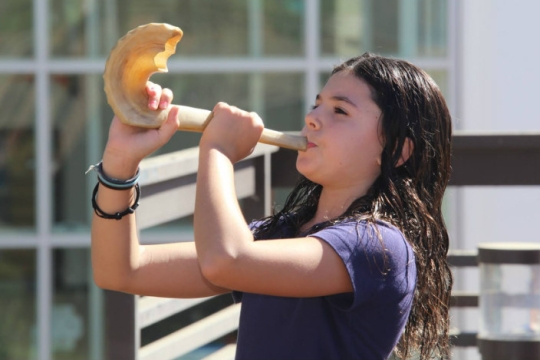 elul girl with shofar