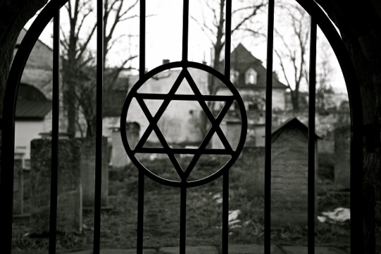 gates of jewish cemetery 