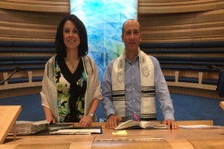 Cantorial Soloist Tara Abrams and Rabbi Benjie Gruber on the pulpit