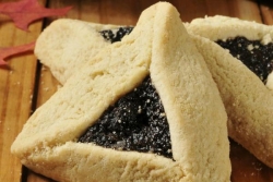 arrangement of poppy seed hamantashen