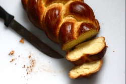 Sliced challah with a knife for the Jewish holiday of Shabbat