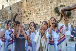 Women of the Wall members blowing shofar at the Kotel on Rosh Chodesh Elul