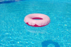 Swimming pool with an inflatable inner tube floating on top